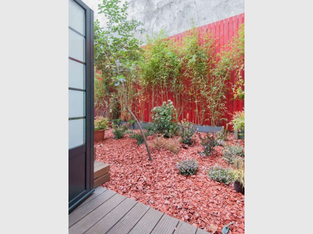 La couleur rouge comme fil conducteur - Appartement parisien atypique avec jardin