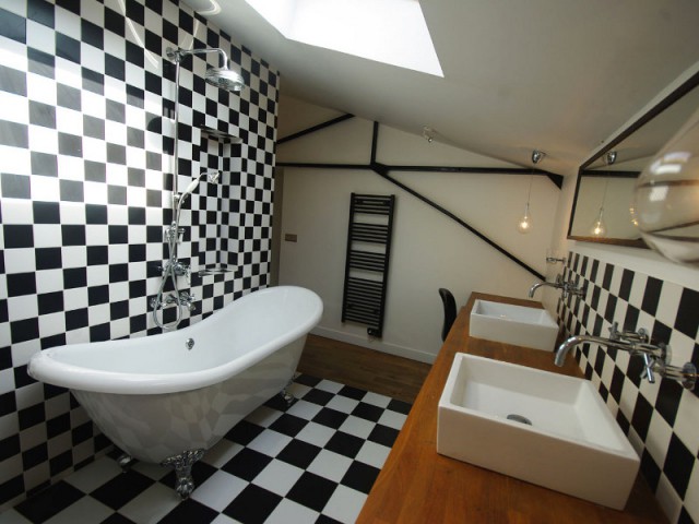 Une salle de bains vintage en noir et blanc - Un loft aérien et industriel dans un ancien hangar