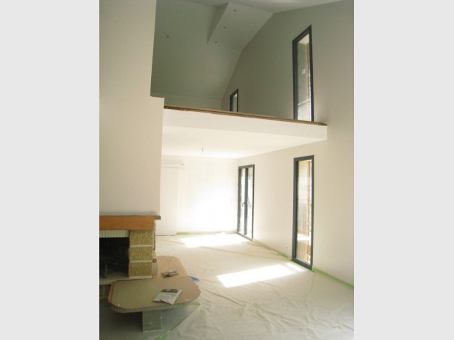 Un salon à double hauteur pour faire entrer la lumière - Restructuration d'une maison en Haute-Savoie