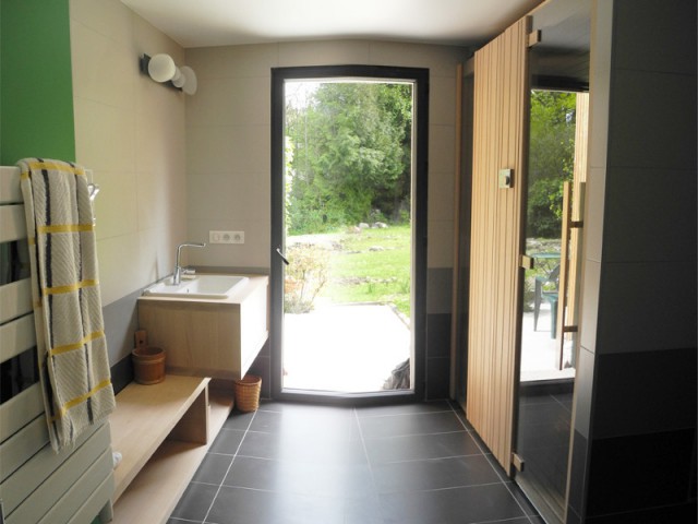 Une salle de bains de plain-pied en rez-de-chaussée - Restructuration d'une maison en Haute-Savoie
