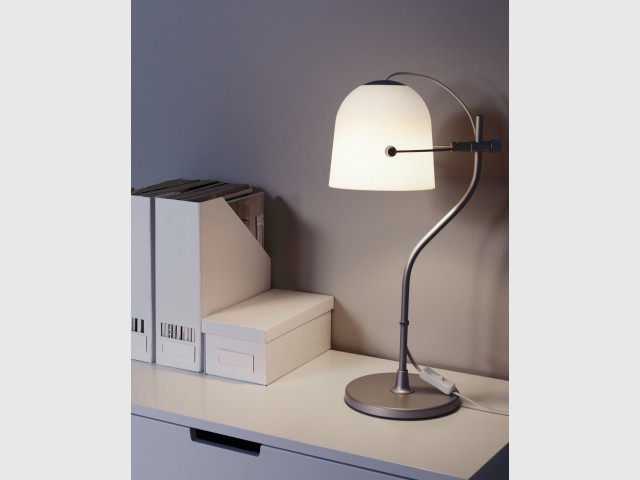 Une lampe orientable à la silhouette galbée - Lampes à poser
