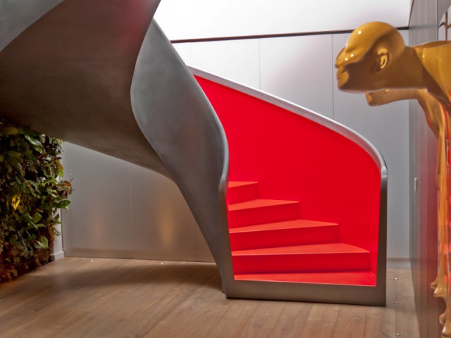 Un escalier rouge aux courbes mystérieuses - Escaliers d'exception