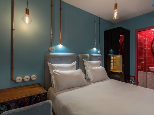 Des ampoules apparentes pour une chambre au style industriel rétro - Hotel Exquis