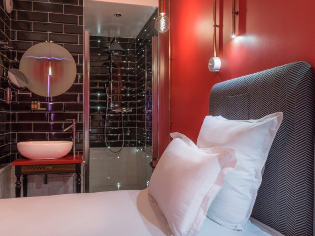 Des ampoules LED insérées entre les carreaux muraux pour une salle de bains scintillante  - Hotel Exquis