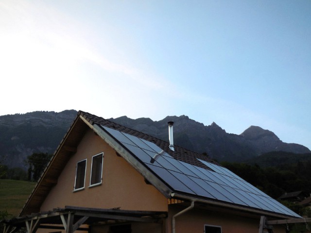 Une maison avec panneaux solaires hybrides