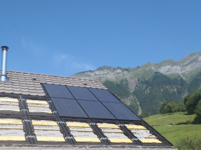 Un emplacement idéal pour produire de l'énergie solaire - Une maison avec panneaux solaires hybrides