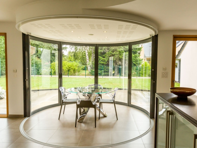 Une salle à manger dedans/dehors avec vue panoramique sur l'extérieur Une salle à manger dedans/dehors avec vue panoramique sur l'extérieur
