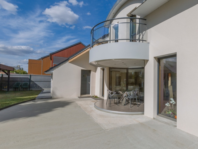 Une construction sur dalle - Une salle à manger dedans/dehors avec vue panoramique sur l'extérieur