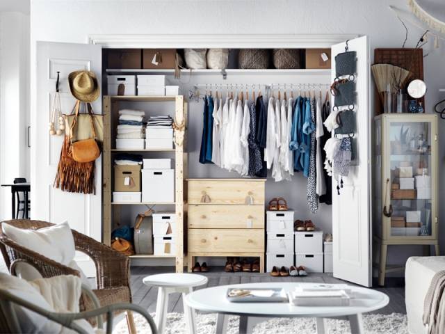 Dressing dans une grande armoire