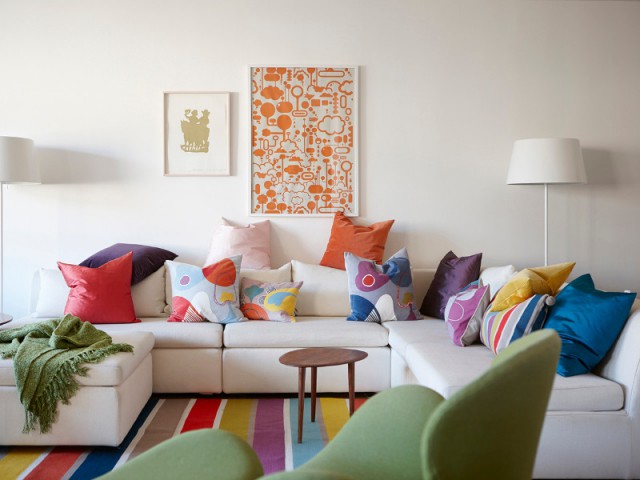 Des coussins colorés pour dynamiser un canapé blanc - Quand les coussins dynamisent nos canapés