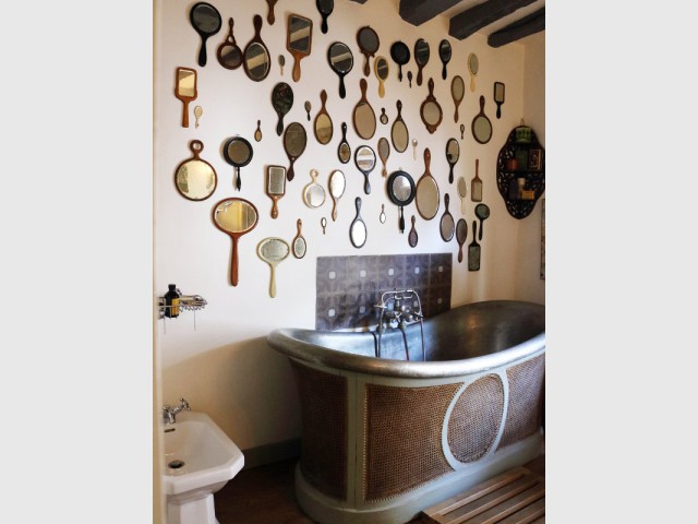 Une baignoire cannée dans une salle de bains à couper le souffle - Maison galerie by Marion Held Javal