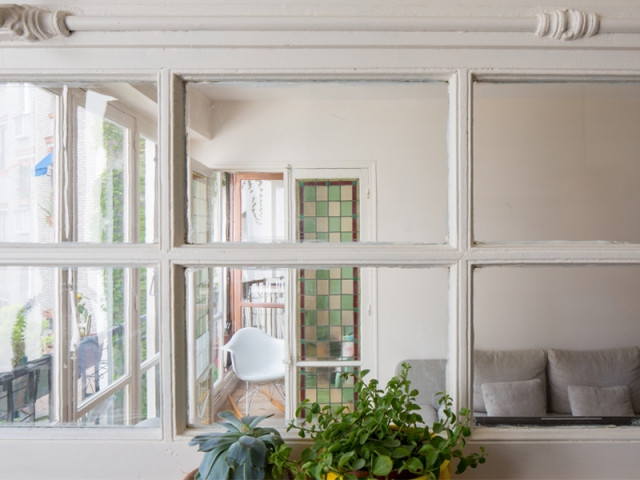 Une porte-fenêtre en guise de verrière intérieure - Un appartement où règne la récup'