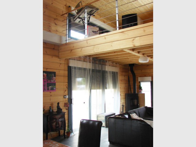 Une mezzanine qui ne fait pas d'ombre au salon - Maison en bois massif