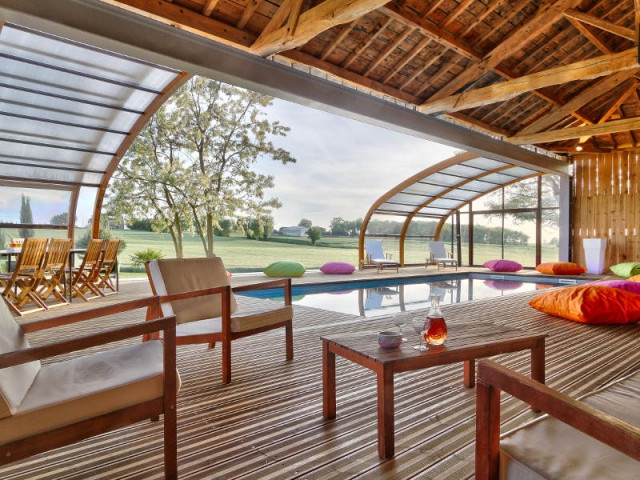 Un abri de piscine sur un hangar rustique