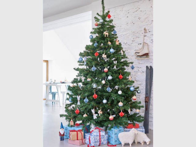 Un sapin rouge et bleu et ses cadeaux assortis - Les tendances 2015 du sapin de Noël