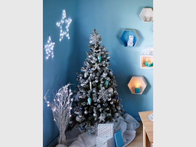 Un sapin bleu et ses flocons de neige argentés - Les tendances 2015 du sapin de Noël