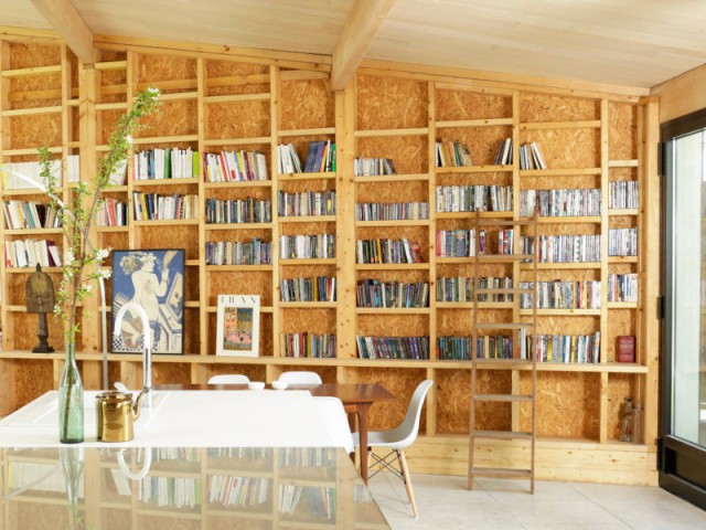 Une bibliothèque créée dans la charpente - Extension en rez-de-jardin par NS Archi