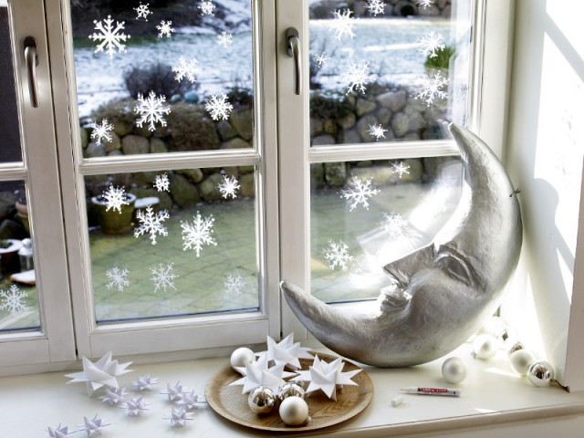 Des flocons de neige sur les vitres des fenêtres - Déco de Noël DIY