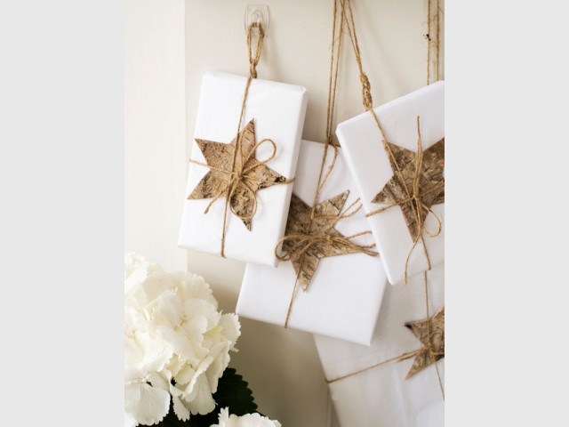 Des cadeaux décoratifs suspendus aux murs - Déco de Noël DIY