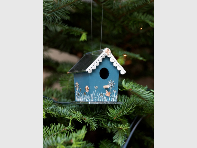 Une suspension pour sapin en forme de nichoir à oiseaux - Déco de Noël DIY