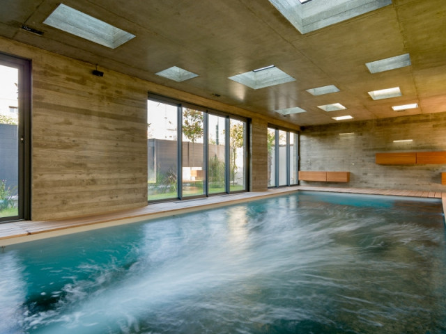 Un bassin bien équipé, dans une pièce confortable - SKP Architecture - Aqua System - L'esprit piscine