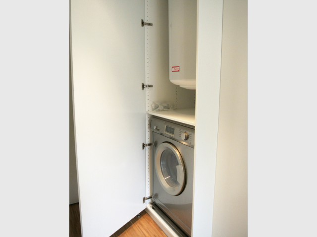 Un placard astucieux pour cacher le ballon d'eau chaude et le lave-linge - Appartement parisien de 40 m2