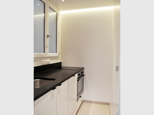 Une cuisine tout équipée en noir et blanc - Appartement parisien de 40 m2