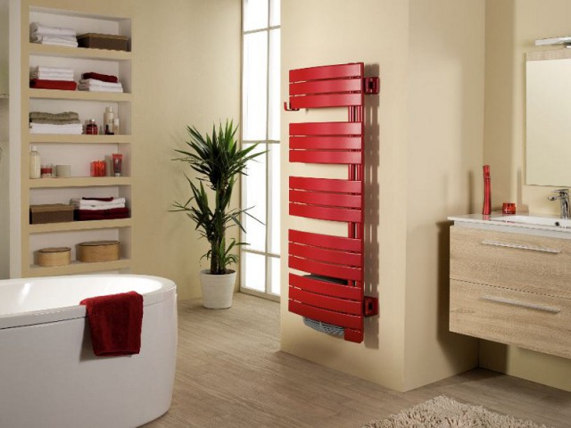 Un radiateur sèche-serviettes rouge dans une salle de bains intemporelle - Sèche-serviette