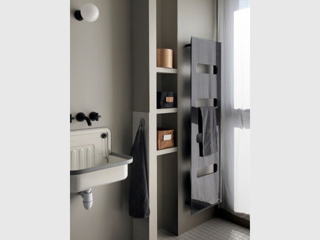Un radiateur sèche-serviettes élégant dans une salle de bains masculine - Sèche-serviette