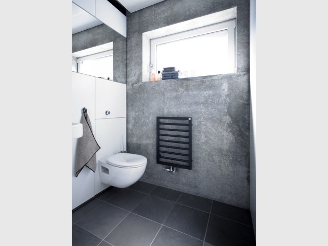 Un radiateur sèche-serviettes petit format dans une salle de bains grise - Sèche-serviette