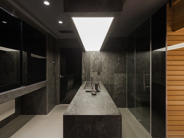 Dispositif lumineux renforcé pour une salle de bains monolitique - Villa d'exception à Madrid