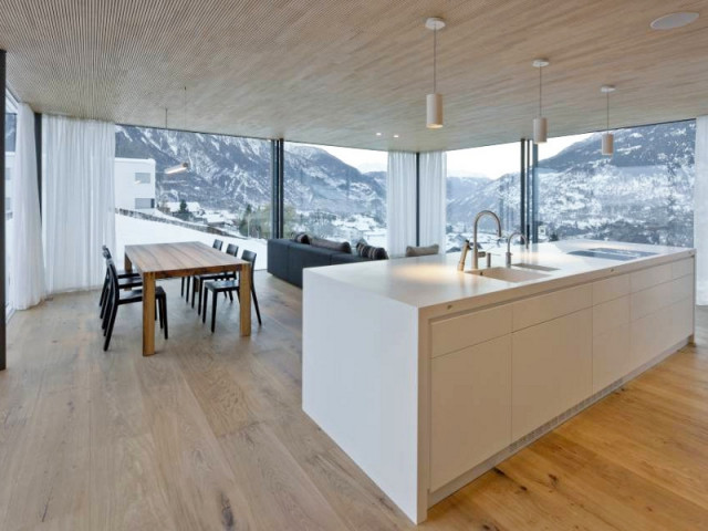 Un chalet ouvert sur la montagne