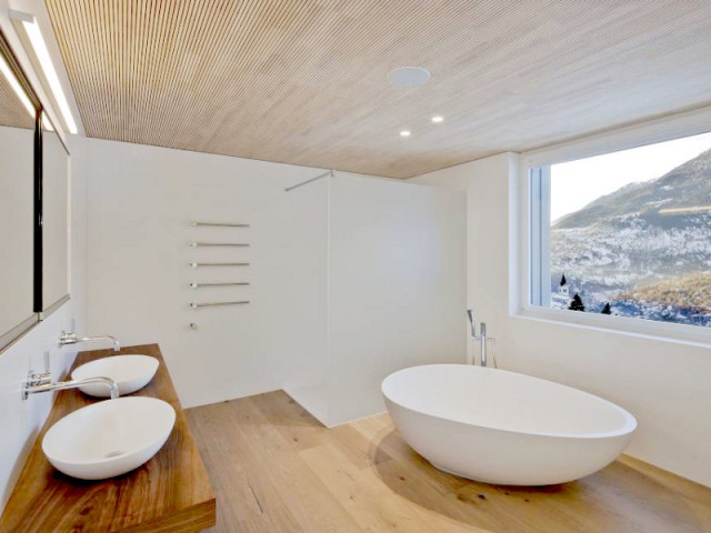 Une baignoire et des lavabos en Hi-Macs - Un chalet ouvert sur la montagne