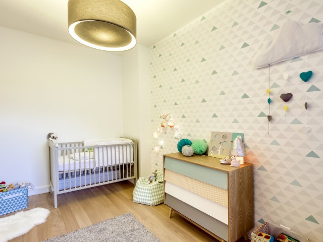 Une armoire imposante remplacée par une commode - Chambre de bébé par Biotiful Design