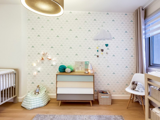 Une décoration équilibrée et tout en douceur - Chambre de bébé par Biotiful Design