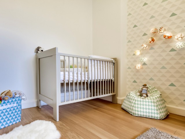 Le lit à barreaux contre le mur, pour créer un cocon - Chambre de bébé par Biotiful Design