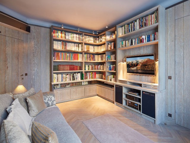 Métal, bois et lumière douce pour un salon chaleureux - Une bibliothèque sur mesure signée Xavie'z