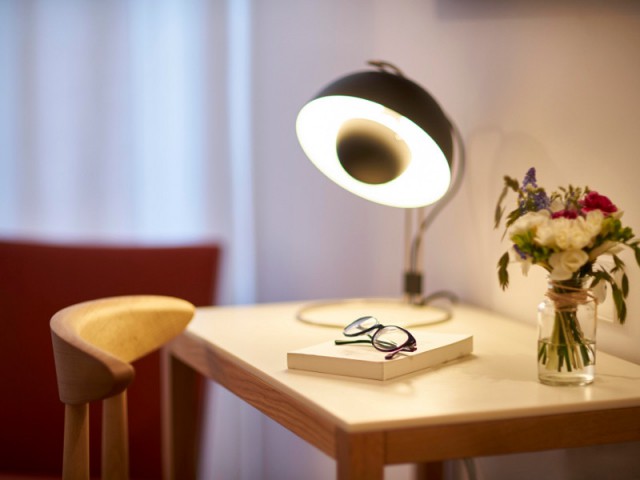 Un bureau vintage et sa lampe chaleureuse - Le 9Hotel République