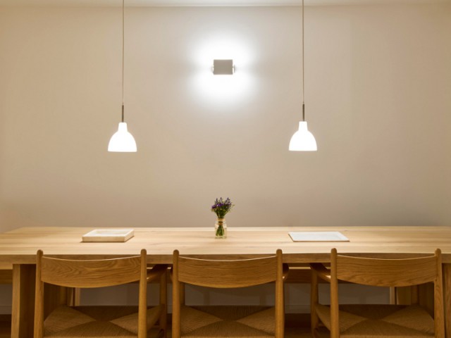 Une salle de repas en blanc et bois - Le 9Hotel République