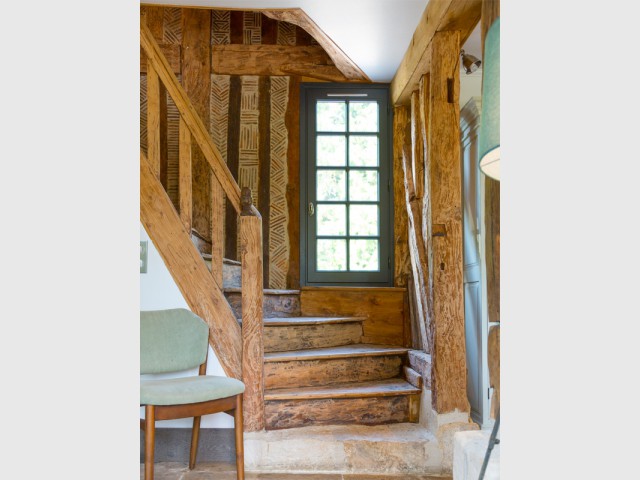 Un escalier rustique en bois d'orme - Rénovation manoir normand
