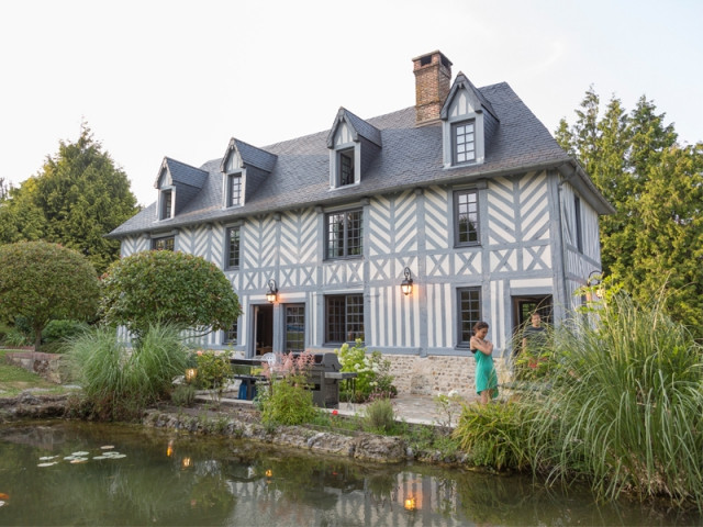 Des colombages peints en gris clair - Rénovation manoir normand