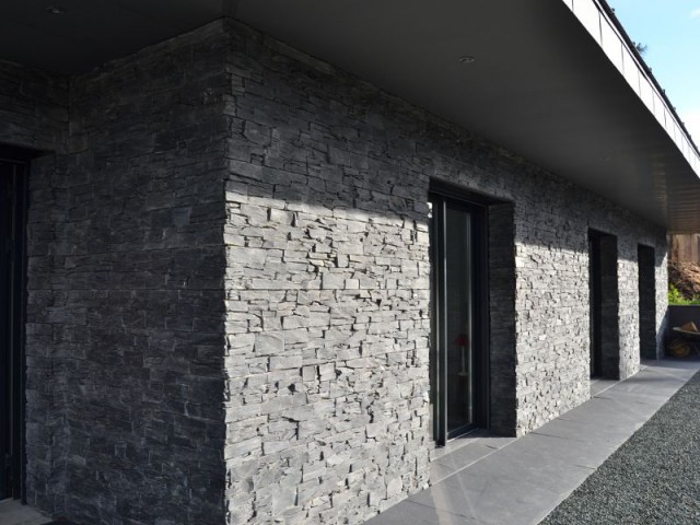 Un parement en schiste pour une façade discrète - Maison Multi-confort Sérénité Saint Gobain