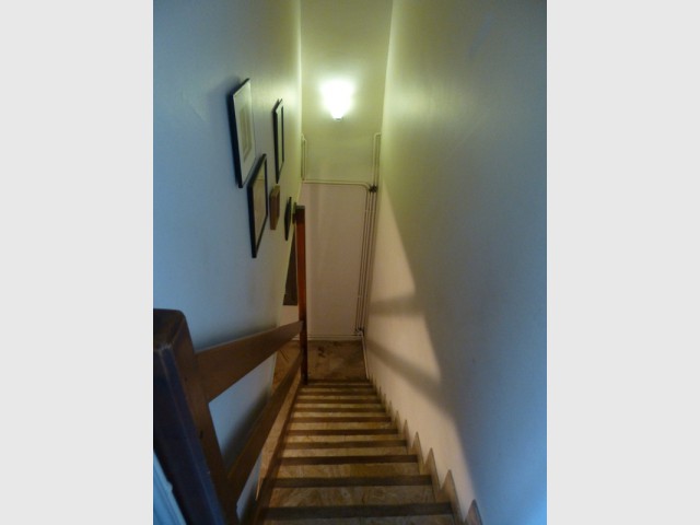 Avant : un escalier dangereux, ancien et mal positionné dans la maison - Un rez de jardin entièrement réaménagé