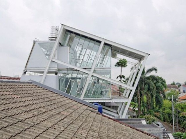 Maison penchée à Jarkarta en Indonésie