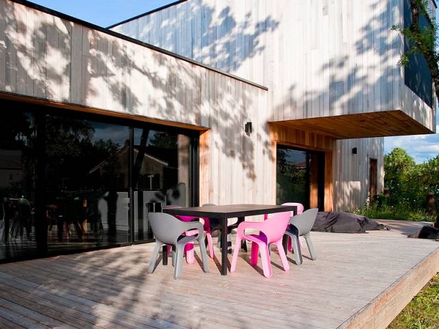 Le bois, matériau omniprésent  - Une maison construite entre les arbres