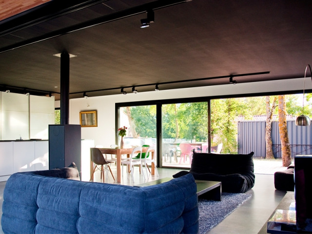 Un plafond peint en noir - Une maison construite entre les arbres