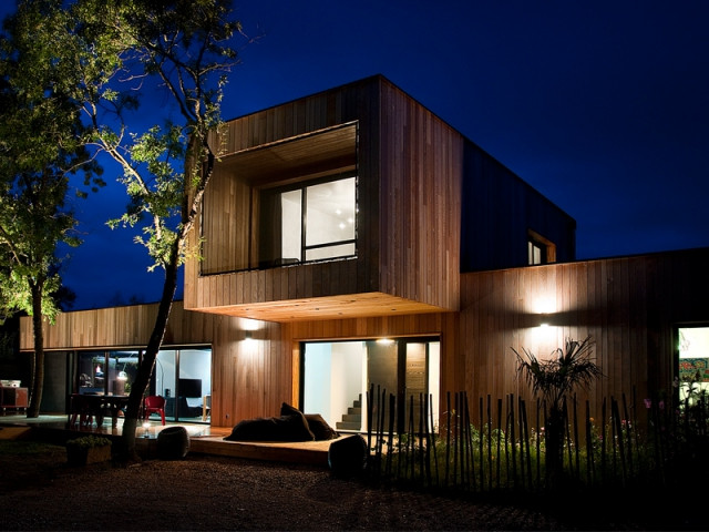 Fiche technique  - Une maison construite entre les arbres