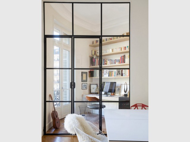 Fermer un espace sans le cloisonner : la solution de la verrière d'intérieur - Une verrière d'intérieur pour créer un coin bureau