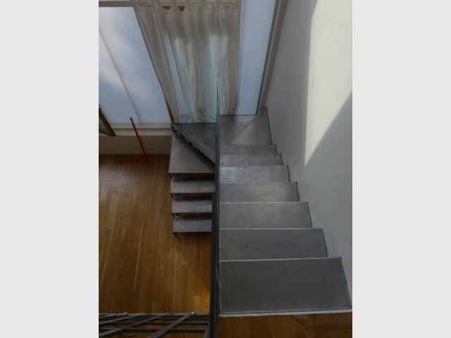 Des marches larges pour sécuriser les passages - Une escalier en acier pour redynamiser une pièce