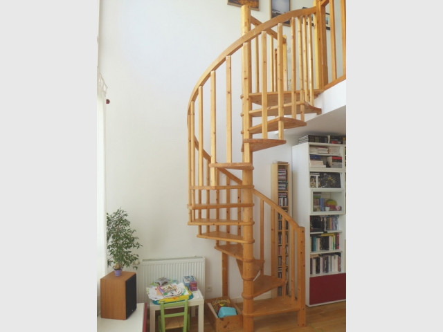 Avant : Un escalier hélicoïdal dangereux et classique - Une escalier en acier pour redynamiser une pièce